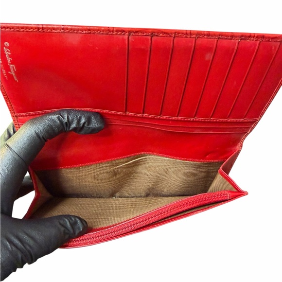 Ferragamo Gancini Embossed Red Long Wallet W/Unbranded Chain Insert (A352) - Picture 7 of 11